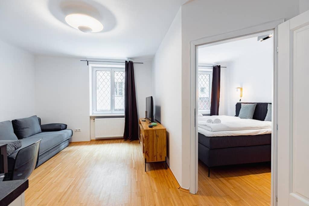 Newly-renovated, In The Heart Of Apartment *